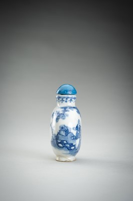 Lot 862 - A BLUE AND WHITE PORCELAIN SNUFF BOTTLE, QING DYNASTY