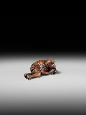 Lot 222 - JOBUN: A SUPERB WOOD NETSUKE OF A RECLINING MONKEY