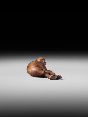 Lot 222 - JOBUN: A SUPERB WOOD NETSUKE OF A RECLINING MONKEY