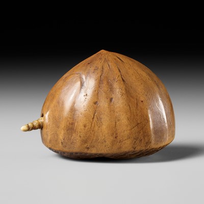 Lot 507 - MINKO: A FINE WOOD NETSUKE OF A CHESTNUT WITH A MOVEABLE MAGGOT