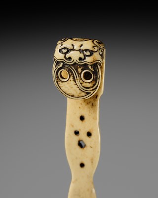 Lot 316 - AN OBI-HASAMI ANTLER NETSUKE, ATTRIBUTED TO OZAKI KOKUSAI