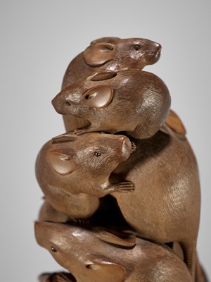 Lot 307 - ITSUMIN: A FINE WOOD OKIMONO OF NUMEROUS RATS