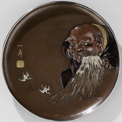 Lot 30 - KAZUTOSHI: A LARGE AND IMPRESSIVE INLAID BRONZE CHARGER DEPICTING DARUMA AS DAIDARABOTCHI