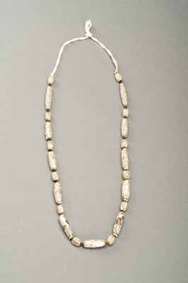 Lot 2171 - A FINE NECKLACE WITH IRIDESCENT MIDDLE EASTERN GLASS BEADS