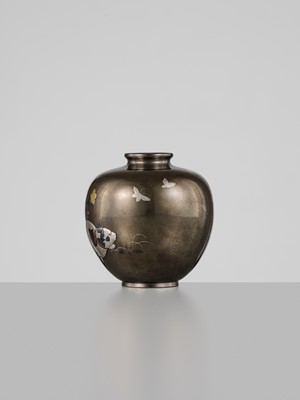 Lot 61 - A RARE INLAID SHIBUICHI VASE DEPICTING A CAT