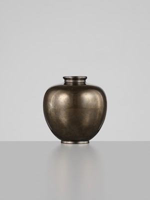 Lot 61 - A RARE INLAID SHIBUICHI VASE DEPICTING A CAT