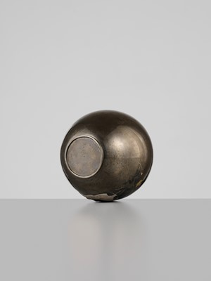 Lot 61 - A RARE INLAID SHIBUICHI VASE DEPICTING A CAT