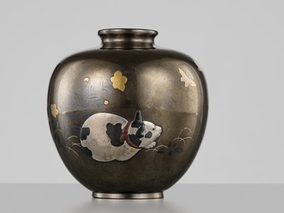 Lot 61 - A RARE INLAID SHIBUICHI VASE DEPICTING A CAT