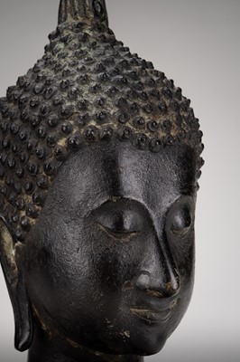 Lot 1050 - A BRONZE HEAD OF BUDDHA, SUKHOTHAI STYLE, 18TH TO 19TH CENTURY