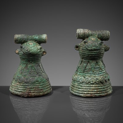 Lot 651 - A PAIR OF BRONZE ‘CATTLE HEAD’ BELL, DONG SON CULTURE, BATTAMBANG PROVINCE