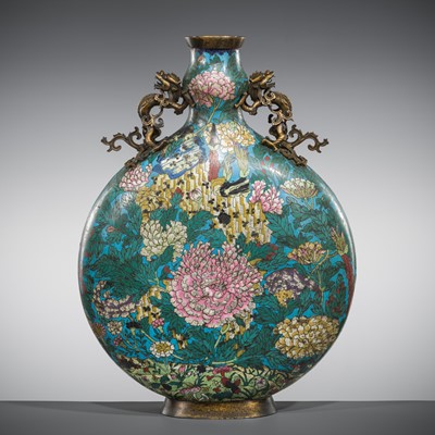 Lot 94 - A LARGE CLOISONNÉ ENAMEL ‘PEONY’ MOON FLASK, QIANLONG-JIAQING PERIOD