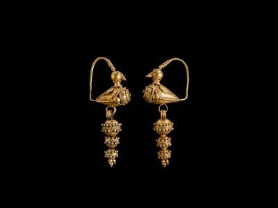 Lot 93 - AN EXCEPTIONALLY FINE PAIR OF ISLAMIC GOLD ‘DOVE’ EARRINGS, 12TH CENTURY