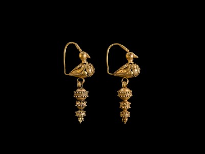 Lot 93 - AN EXCEPTIONALLY FINE PAIR OF ISLAMIC GOLD ‘DOVE’ EARRINGS, 12TH CENTURY