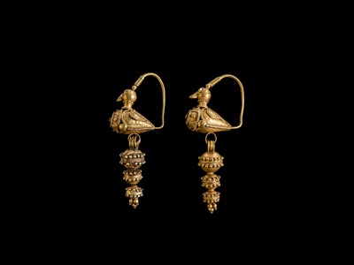 Lot 93 - AN EXCEPTIONALLY FINE PAIR OF ISLAMIC GOLD ‘DOVE’ EARRINGS, 12TH CENTURY