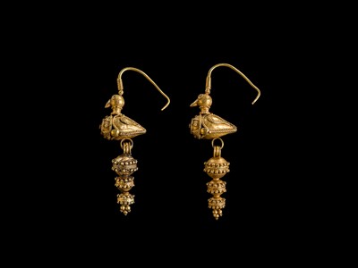 Lot 93 - AN EXCEPTIONALLY FINE PAIR OF ISLAMIC GOLD ‘DOVE’ EARRINGS, 12TH CENTURY