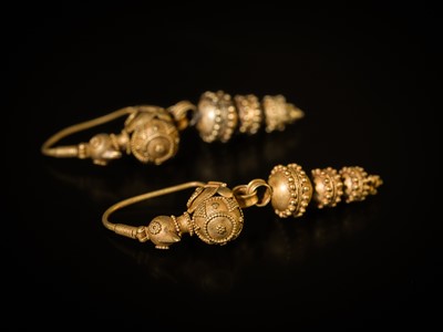 Lot 93 - AN EXCEPTIONALLY FINE PAIR OF ISLAMIC GOLD ‘DOVE’ EARRINGS, 12TH CENTURY