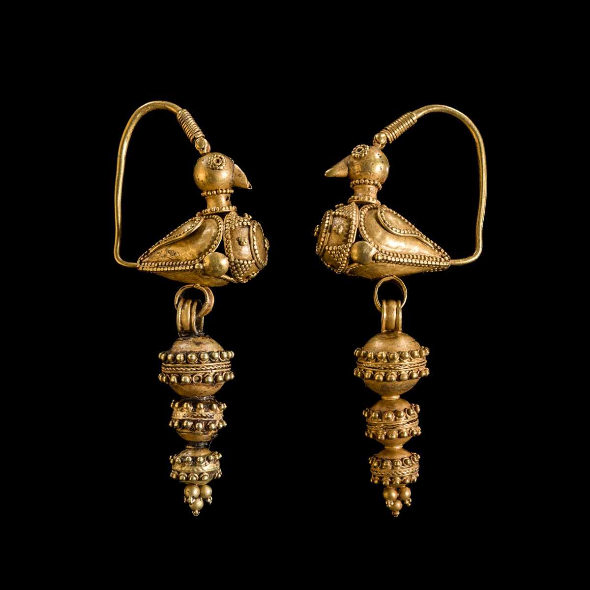 Lot 93 - AN EXCEPTIONALLY FINE PAIR OF ISLAMIC GOLD ‘DOVE’ EARRINGS, 12TH CENTURY
