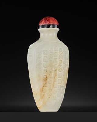 Lot 193 - A WHITE AND RUSSET JADE 'HUNDRED SHOU CHARACTER' LONGEVITY SNUFF BOTTLE, ATTRIBUTED TO THE IMPERIAL PALACE WORKSHOPS