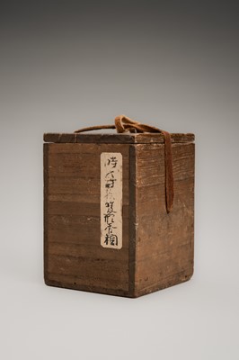 Lot 113 - A GOLD LACQUER KOBAKO AND COVER IN THE FORM OF AN OI