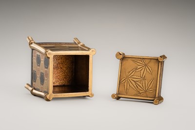 Lot 113 - A GOLD LACQUER KOBAKO AND COVER IN THE FORM OF AN OI