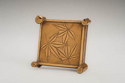 Lot 113 - A GOLD LACQUER KOBAKO AND COVER IN THE FORM OF AN OI