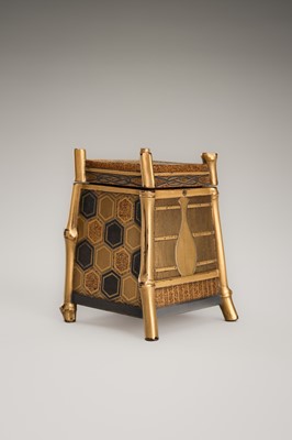 Lot 113 - A GOLD LACQUER KOBAKO AND COVER IN THE FORM OF AN OI