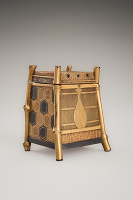 Lot 113 - A GOLD LACQUER KOBAKO AND COVER IN THE FORM OF AN OI