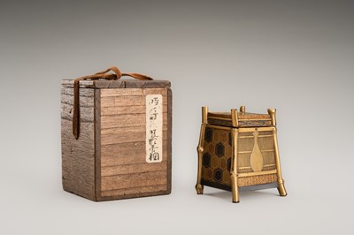 Lot 113 - A GOLD LACQUER KOBAKO AND COVER IN THE FORM OF AN OI