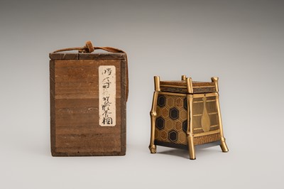 Lot 113 - A GOLD LACQUER KOBAKO AND COVER IN THE FORM OF AN OI