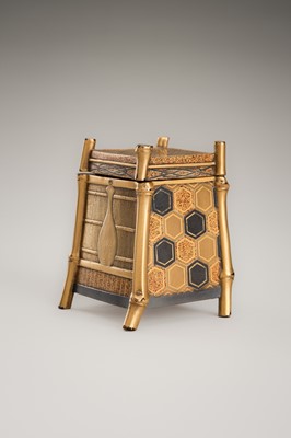 Lot 113 - A GOLD LACQUER KOBAKO AND COVER IN THE FORM OF AN OI