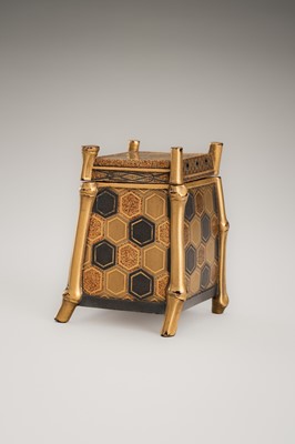 Lot 113 - A GOLD LACQUER KOBAKO AND COVER IN THE FORM OF AN OI