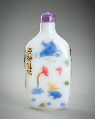 Lot 849 - A YANGZHOU SCHOOL MULTI-COLORED OVERLAY GLASS SNUFF BOTTLE, QING DYNASTY