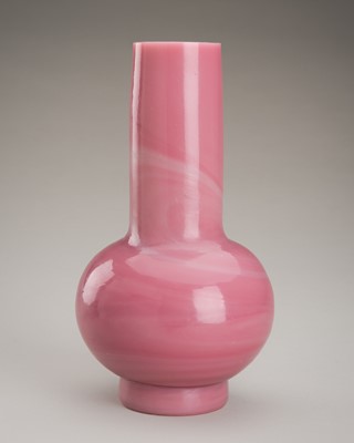 Lot 761 - A PINK PEKING GLASS BOTTLE VASE, MARK AND PERIOD OF QIANLONG