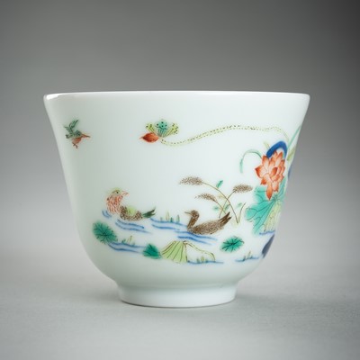 Lot 941 - A PORCELAIN FAMILLE-VERTE CUP WITH DUCKS AND LOTUS FLOWERS