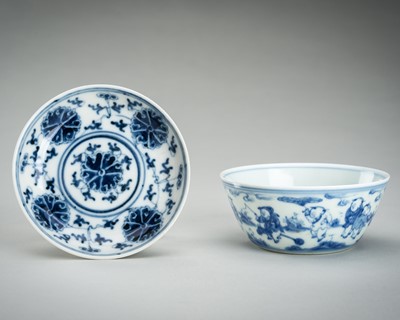 Lot 975 - A BLUE AND WHITE PORCELAIN BOWL AND DISH, REPUBLIC PERIOD