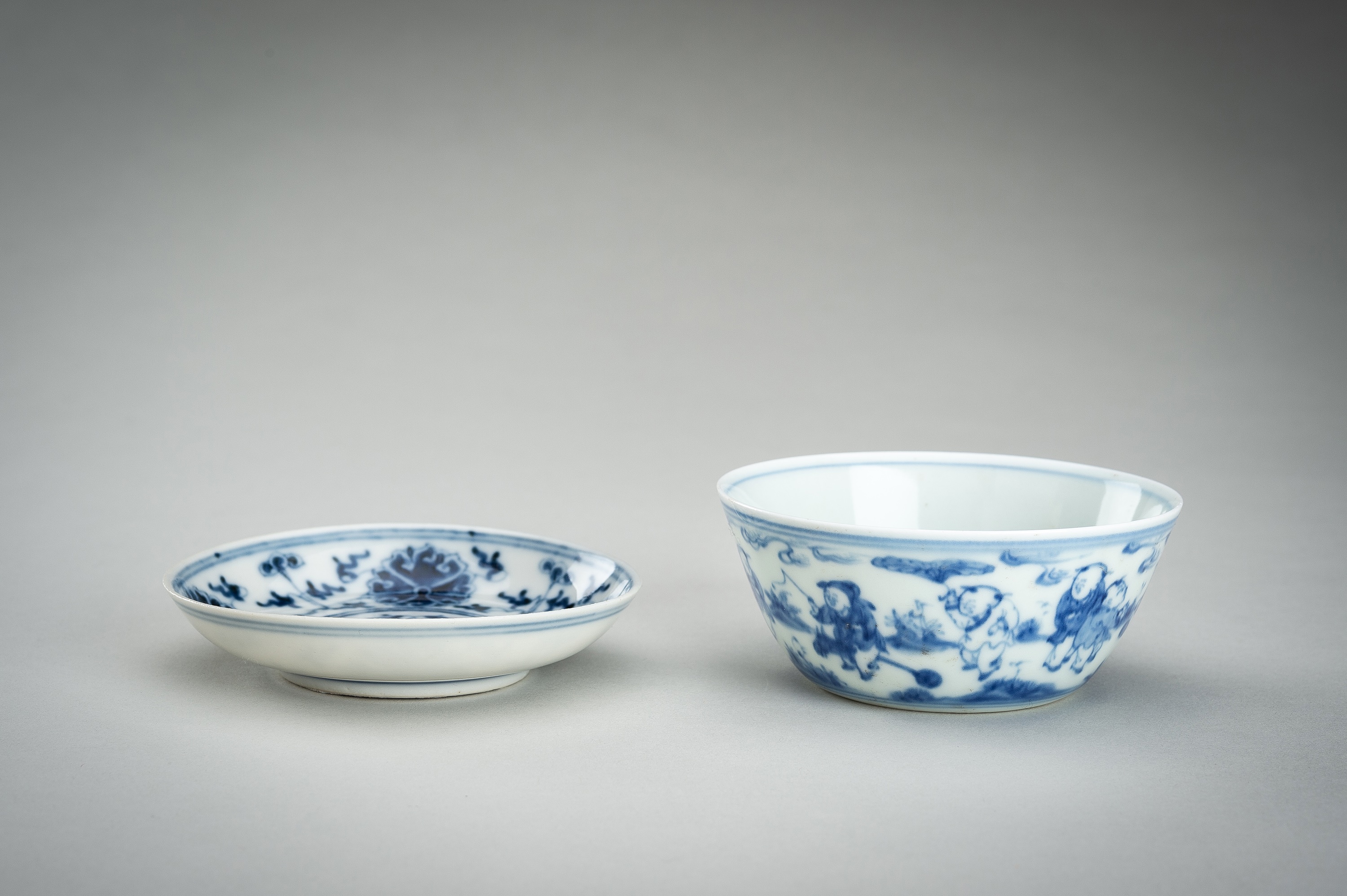 BONHEUR Papier　1223 Lot 1223 - A BLUE AND WHITE PORCELAIN BOWL AND DISH,