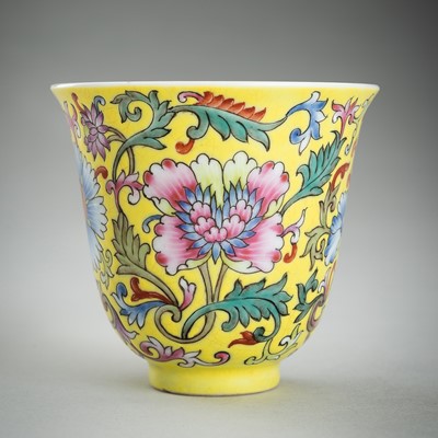 Lot 971 - A PORCELAIN FAMILLE-ROSE ON YELLOW GROUND GLAZED CUP