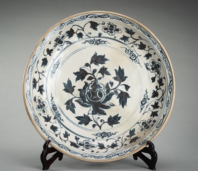 Lot 1095 - A LARGE BLUE AND WHITE PORCELAIN CHARGER WITH FLORAL DECORATION, 15TH-16TH CENTURY