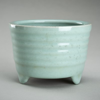 Lot 946 - A LONGQUAN-STYLE CELADON GLAZED PORCELAIN TERIPOD CENSER, c. 1900s