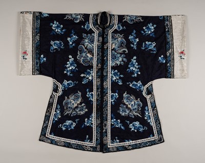 Lot 726 - A BLUE EMBROIDERED SILK ‘BUTTERFLIES’ LADY’S INFORMAL ROBE, QING DYNASTY