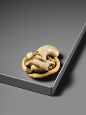 A SUPERB IVORY NETSUKE OF A MONKEY ON AN UPTURNED MUSHROOM, ATTRIBUTED TO OKATOMO