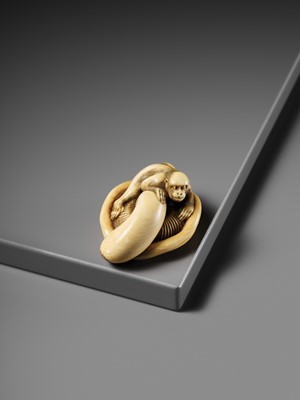 A SUPERB IVORY NETSUKE OF A MONKEY ON AN UPTURNED MUSHROOM, ATTRIBUTED TO OKATOMO