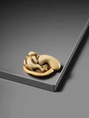 A SUPERB IVORY NETSUKE OF A MONKEY ON AN UPTURNED MUSHROOM, ATTRIBUTED TO OKATOMO