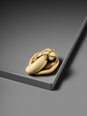 A SUPERB IVORY NETSUKE OF A MONKEY ON AN UPTURNED MUSHROOM, ATTRIBUTED TO OKATOMO