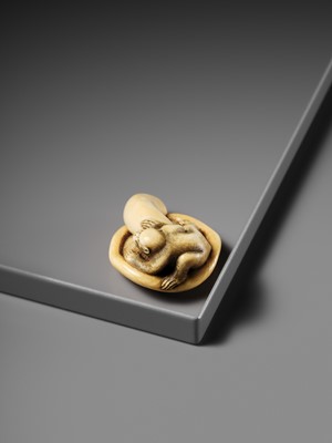 A SUPERB IVORY NETSUKE OF A MONKEY ON AN UPTURNED MUSHROOM, ATTRIBUTED TO OKATOMO