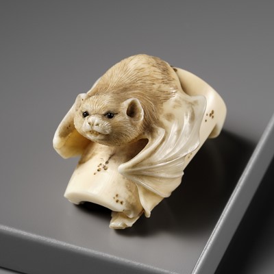 Lot 290 - A SUPERB MARINE IVORY NETSUKE OF A BAT ON A ROOF TILE