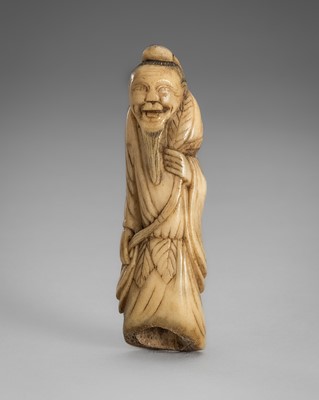 Lot 1694 - AN ANTLER NETSUKE OF TOBOSAKU SENNIN WITH PEACH