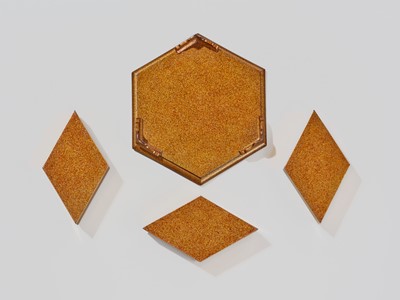 Lot 101 - A SET OF THREE GOLD LACQUER KOGO (INCENSE BOXES) AND COVERS WITH EN SUITE TRAY