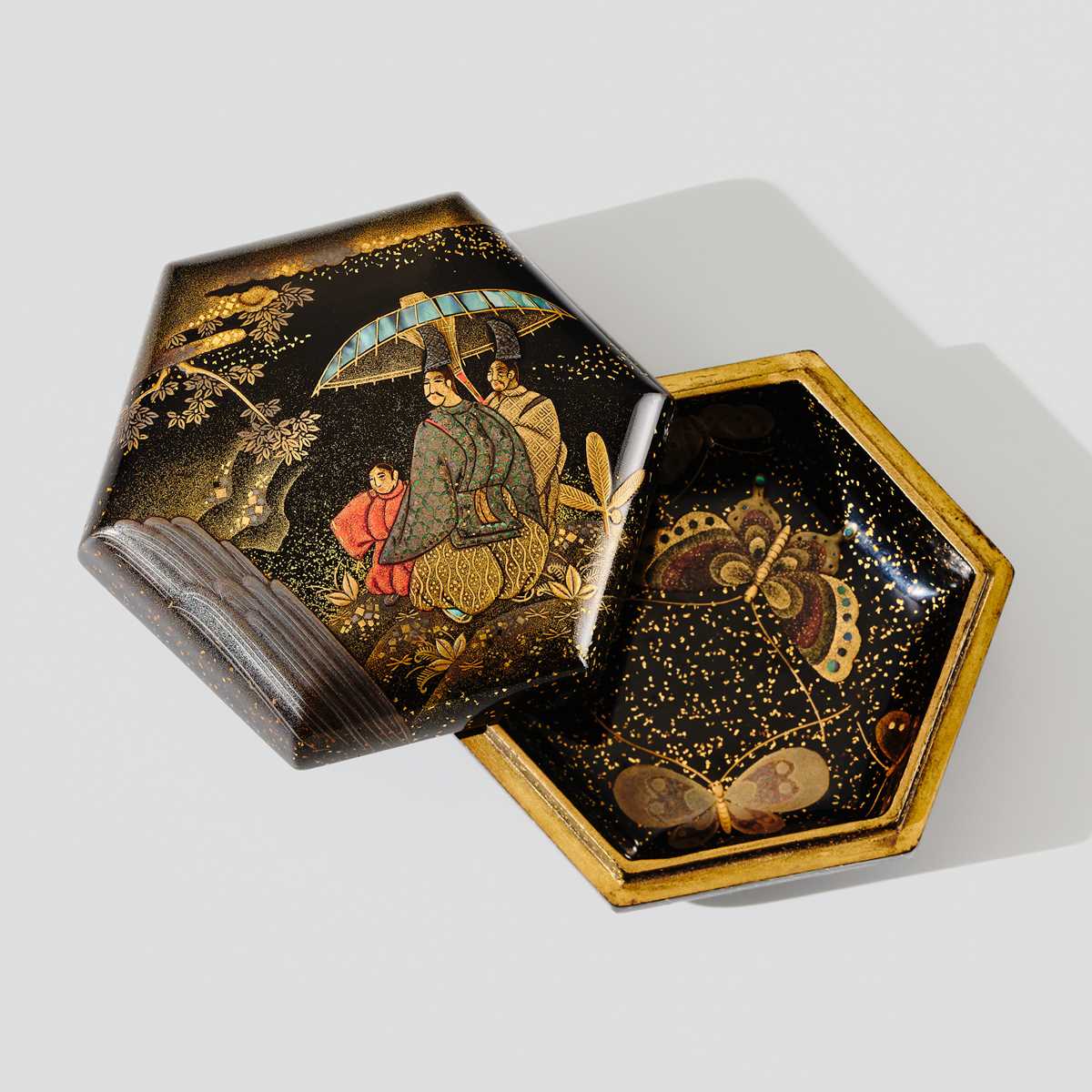 Lot 109 - A FINE INLAID LACQUER KOGO (INCENSE BOX) AND COVER WITH COURTIERS