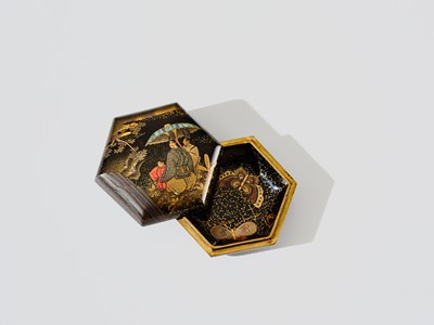 Lot 109 - A FINE INLAID LACQUER KOGO (INCENSE BOX) AND COVER WITH COURTIERS
